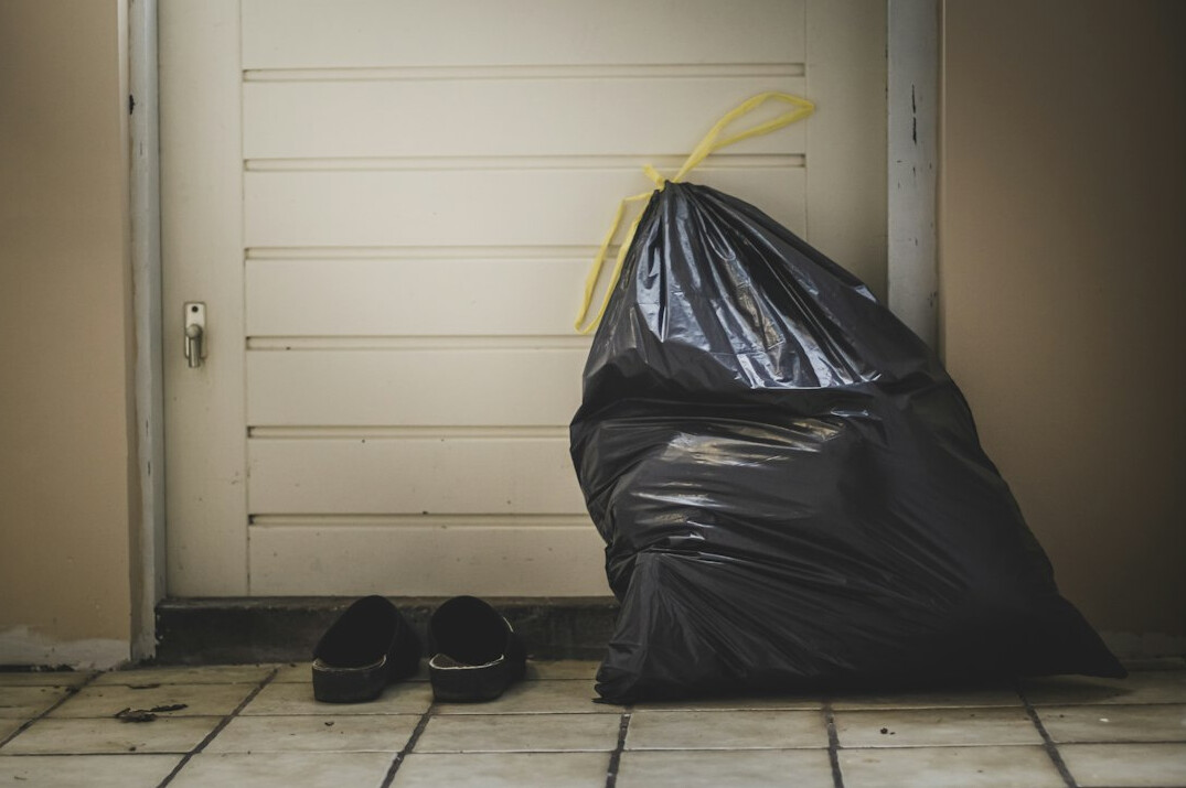 thief hiding item in bag